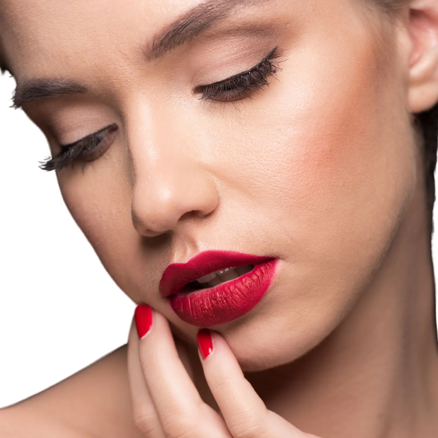 Aker Fassi lips makeup with glossy red lipstick